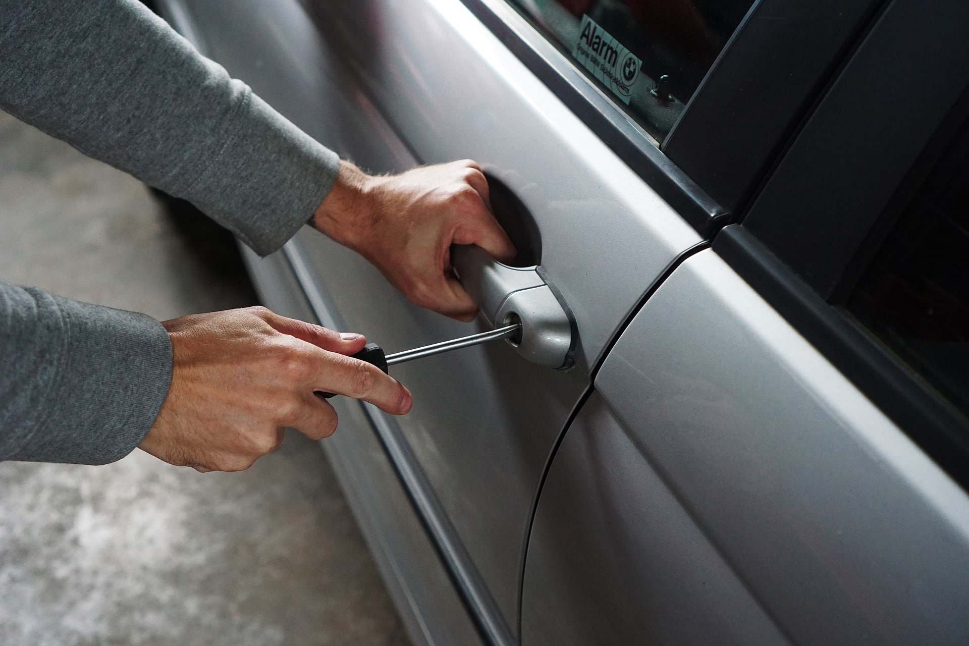 When to Unlock Your Car Yourself and When to Call an Auto Lockout Service